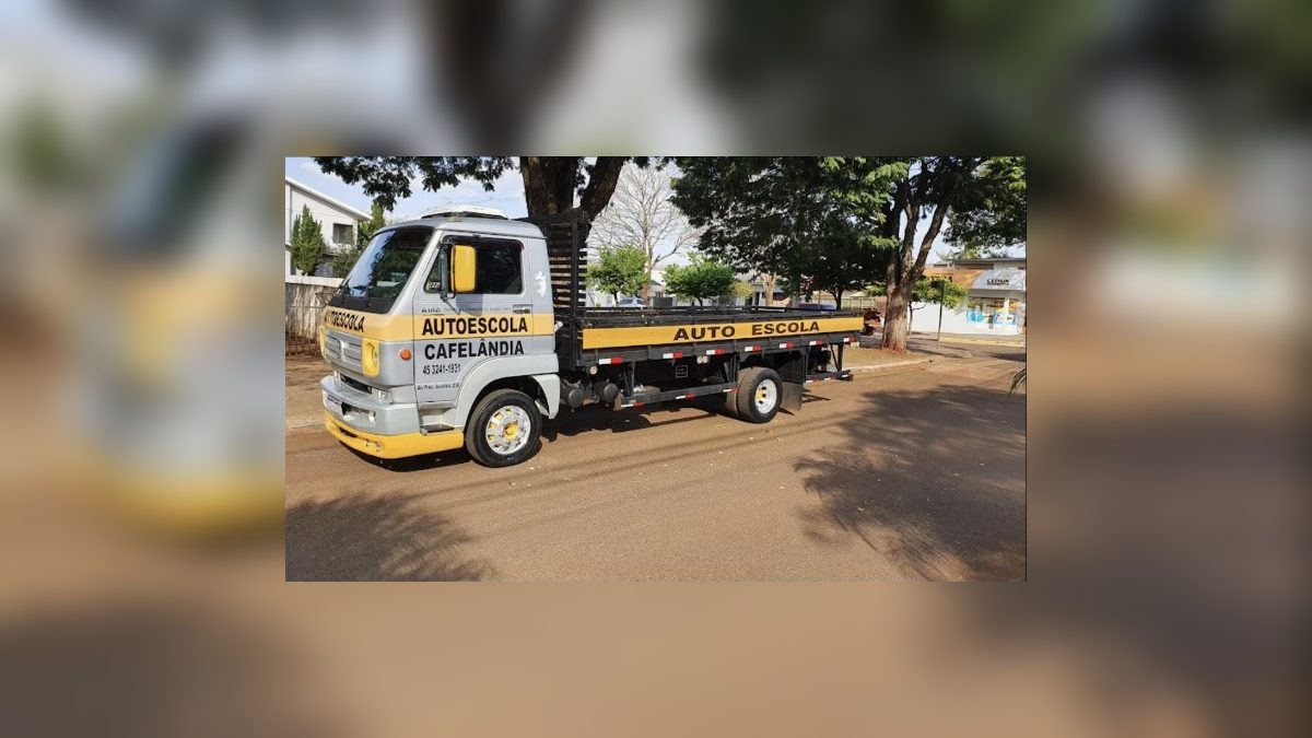 Caminhão da Auto Escola Cafelândia — Categoria C